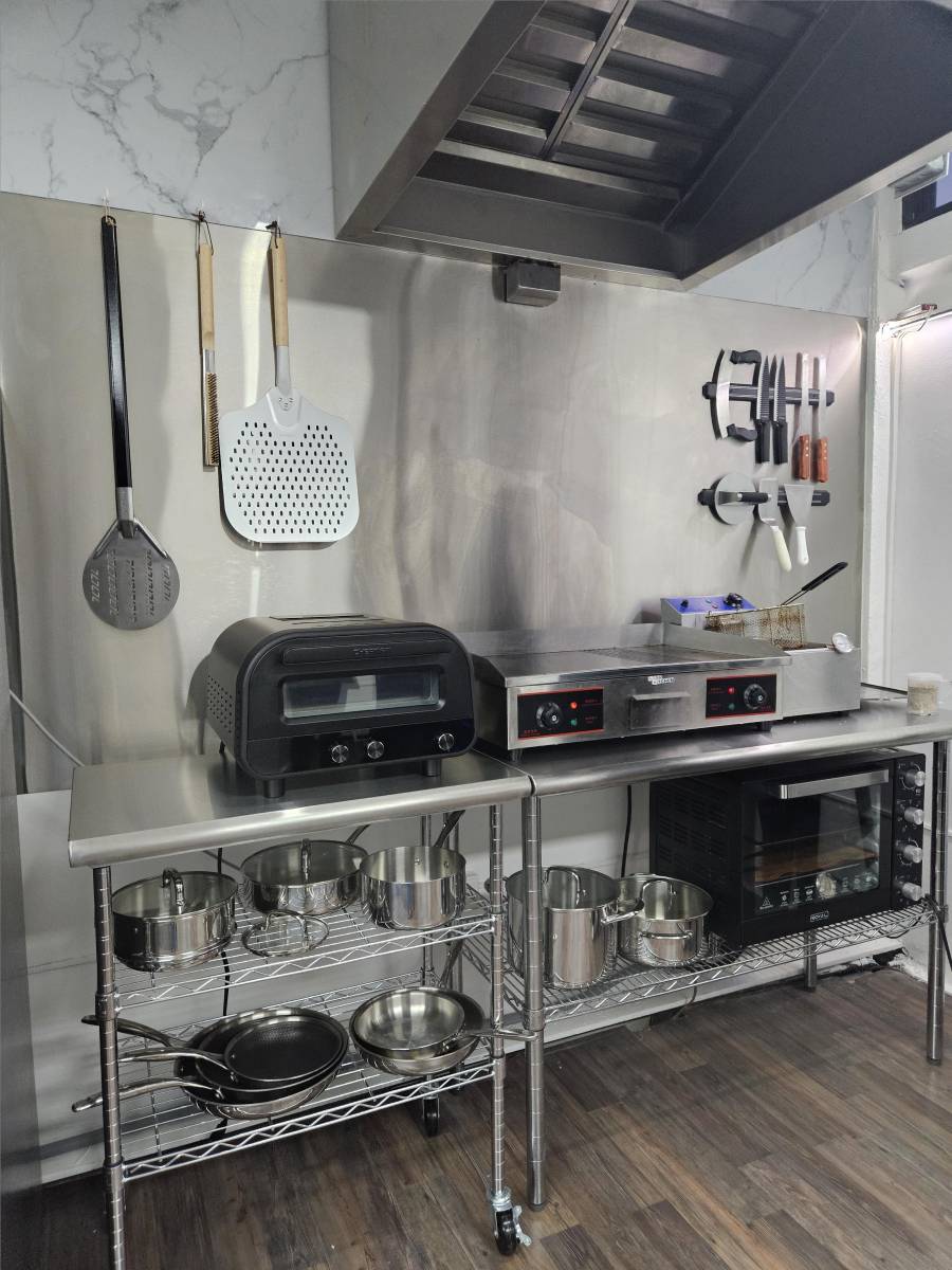 La cocina está bien organizada y equipada.