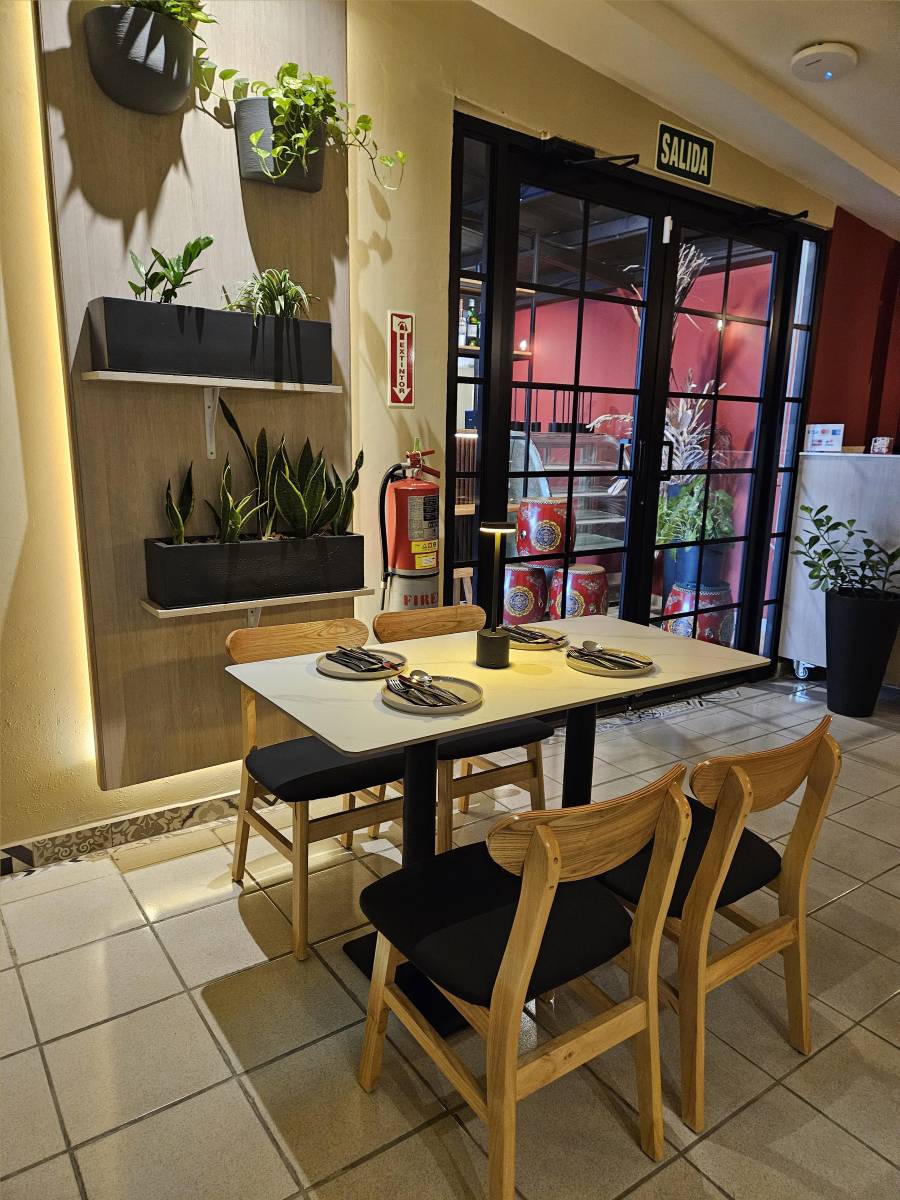 El salón tiene capacidad para 32 puestos.