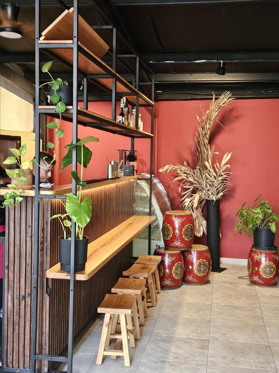 La barra está ubicada en la terraza.