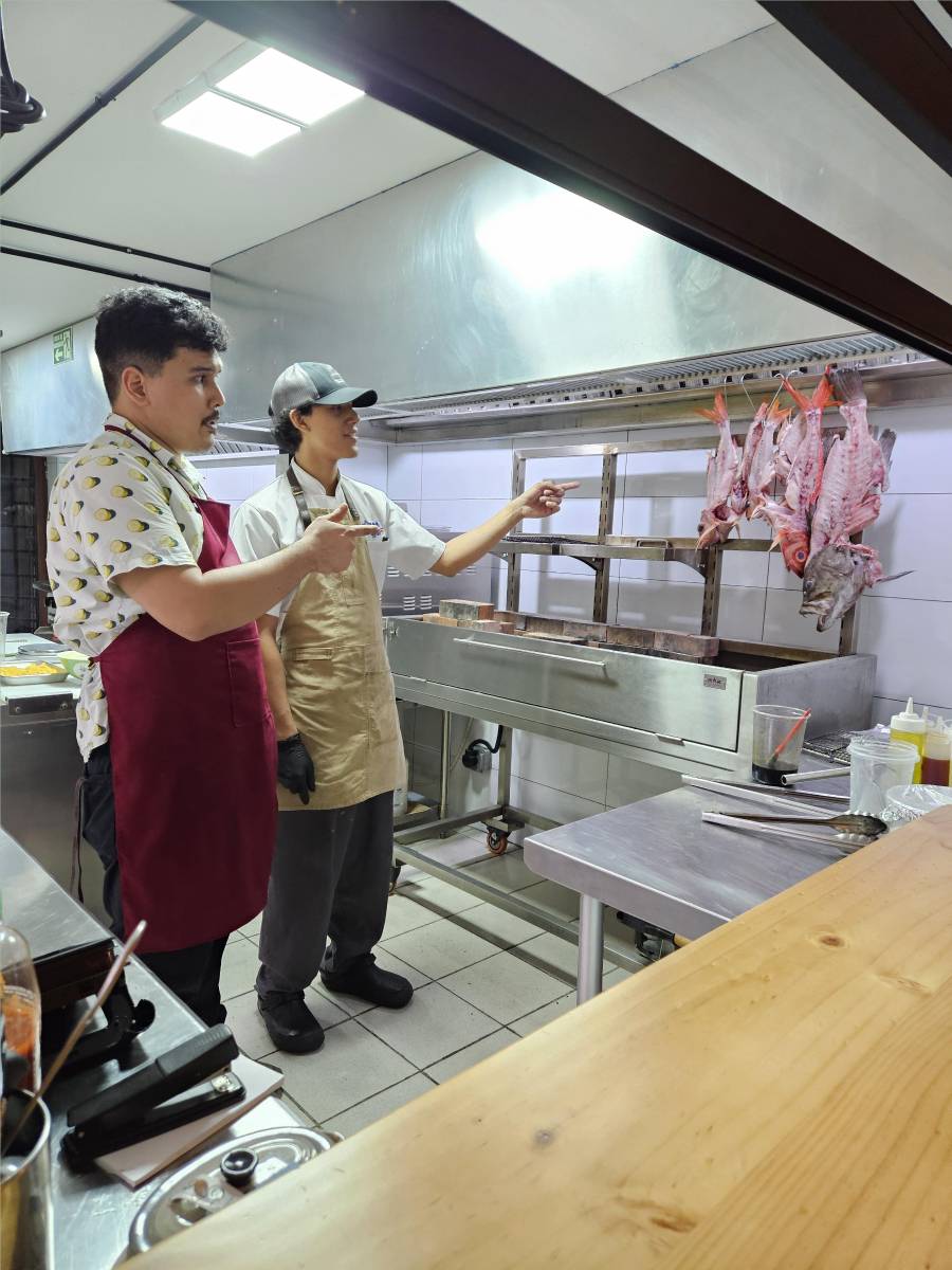 El chef aprovecha los huesos del pescado para elaborar el caldo ahumado.