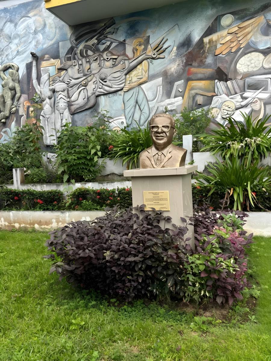 Busto de Gil Blas Tejeira en la Facultad de Comunicación Social de la Universidad de Panamá
