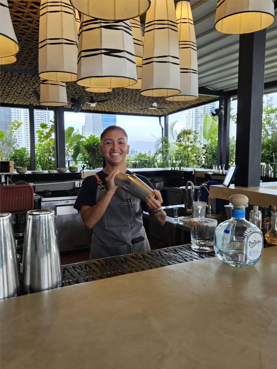 Sacudir la coctelera vigorosamente, esencial para un bartender.