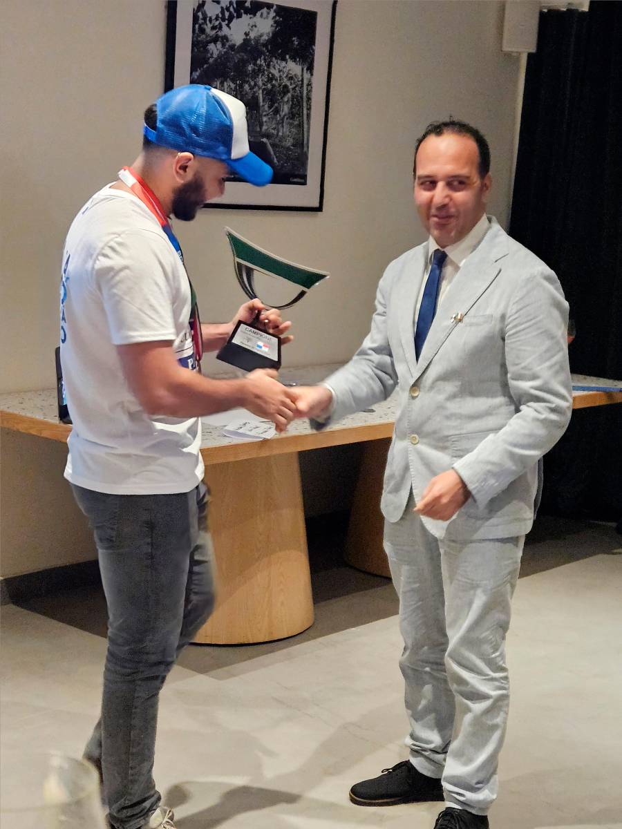 La copa fue entregada al ganador por el agregado comercial de la Embajada de Italia en Panamá, Emanuele Di Girolamo.