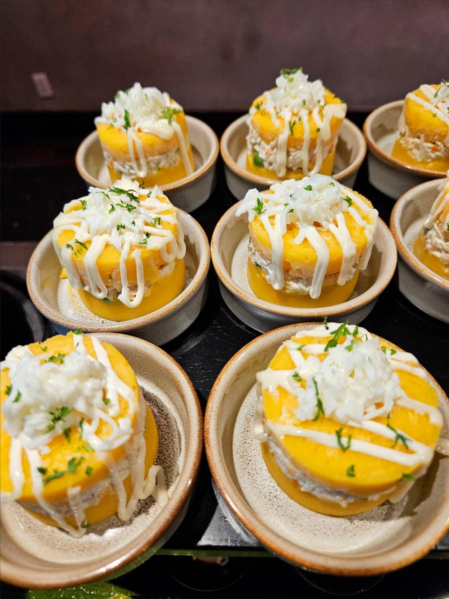 Causa limeña con pollo.
