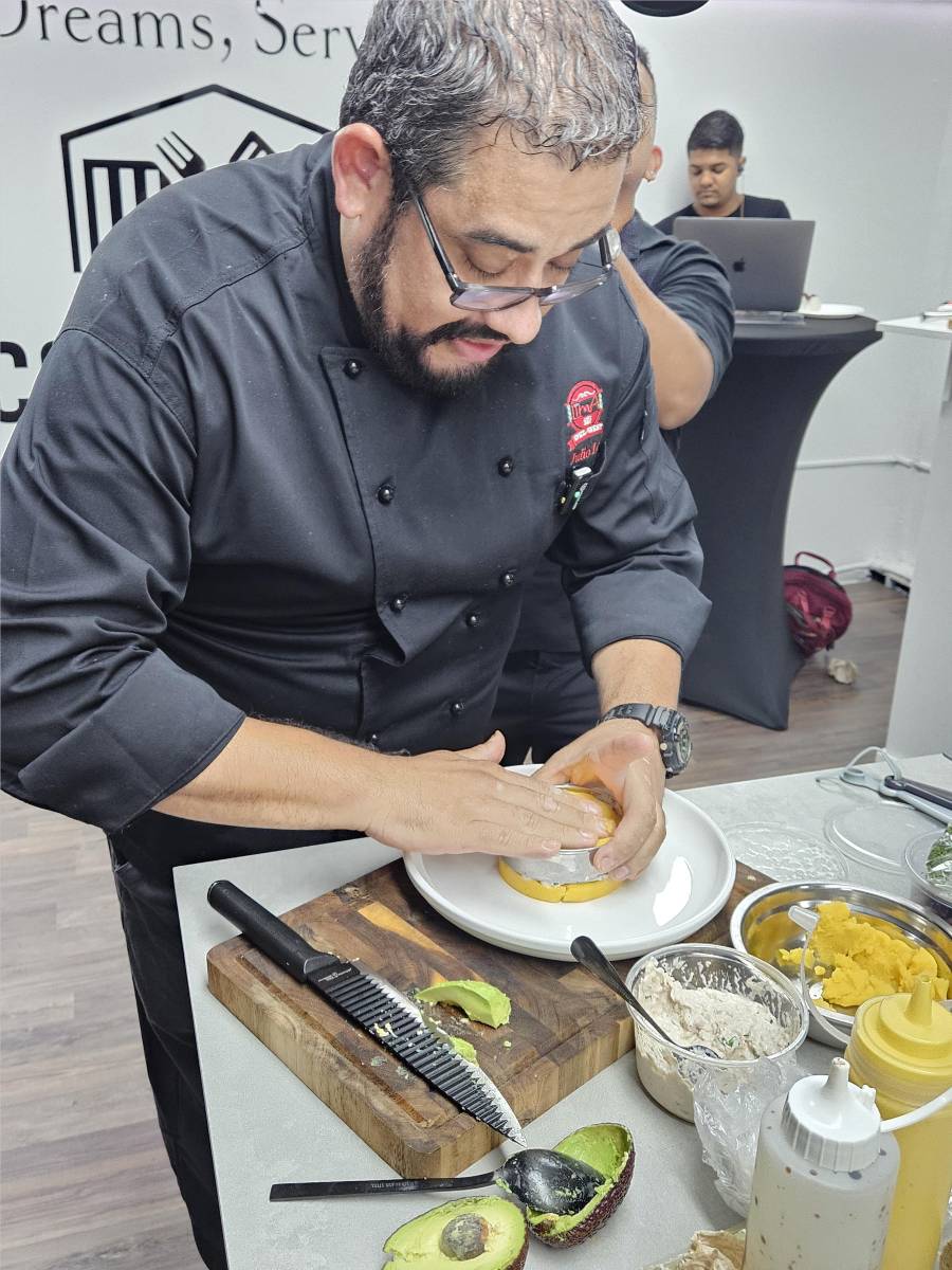 El chef Julio Loli mostró cómo se prepara una causa de atún.