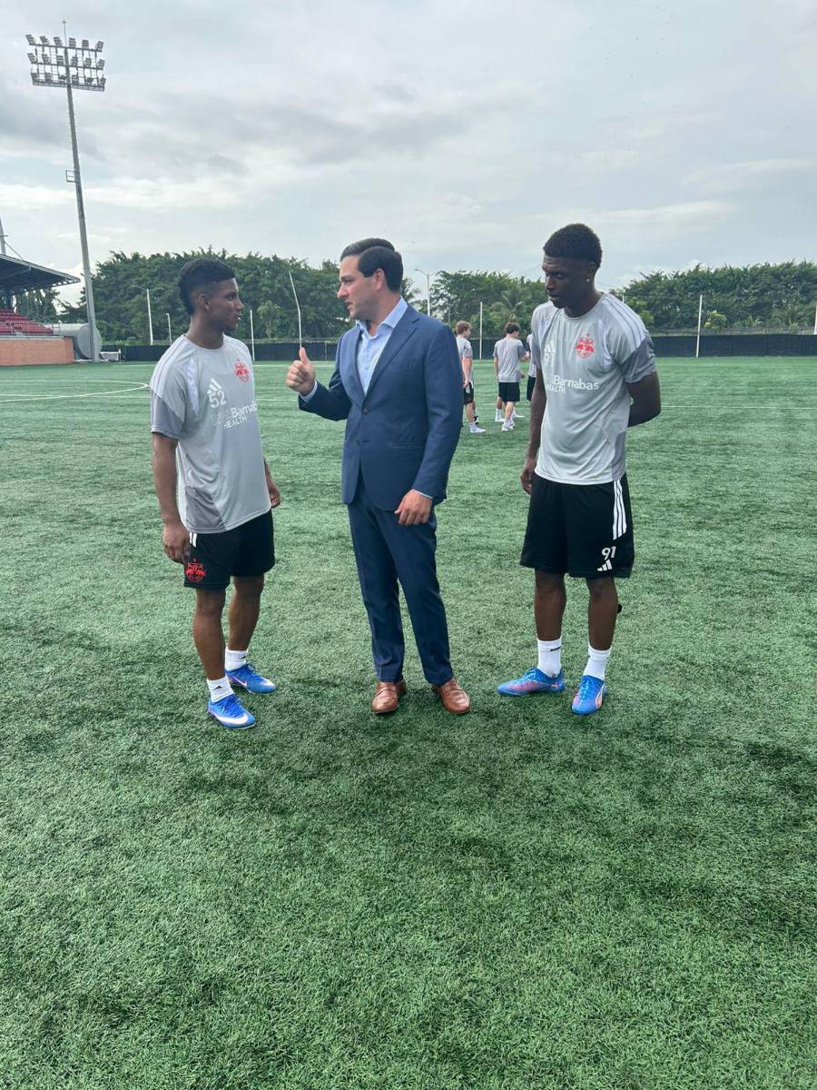 Aimar Modelo (der.) y Mijahir Jiménez (izq.) junto con el embajador de Estados Unidos en Panamá, Kevin Cabrera.