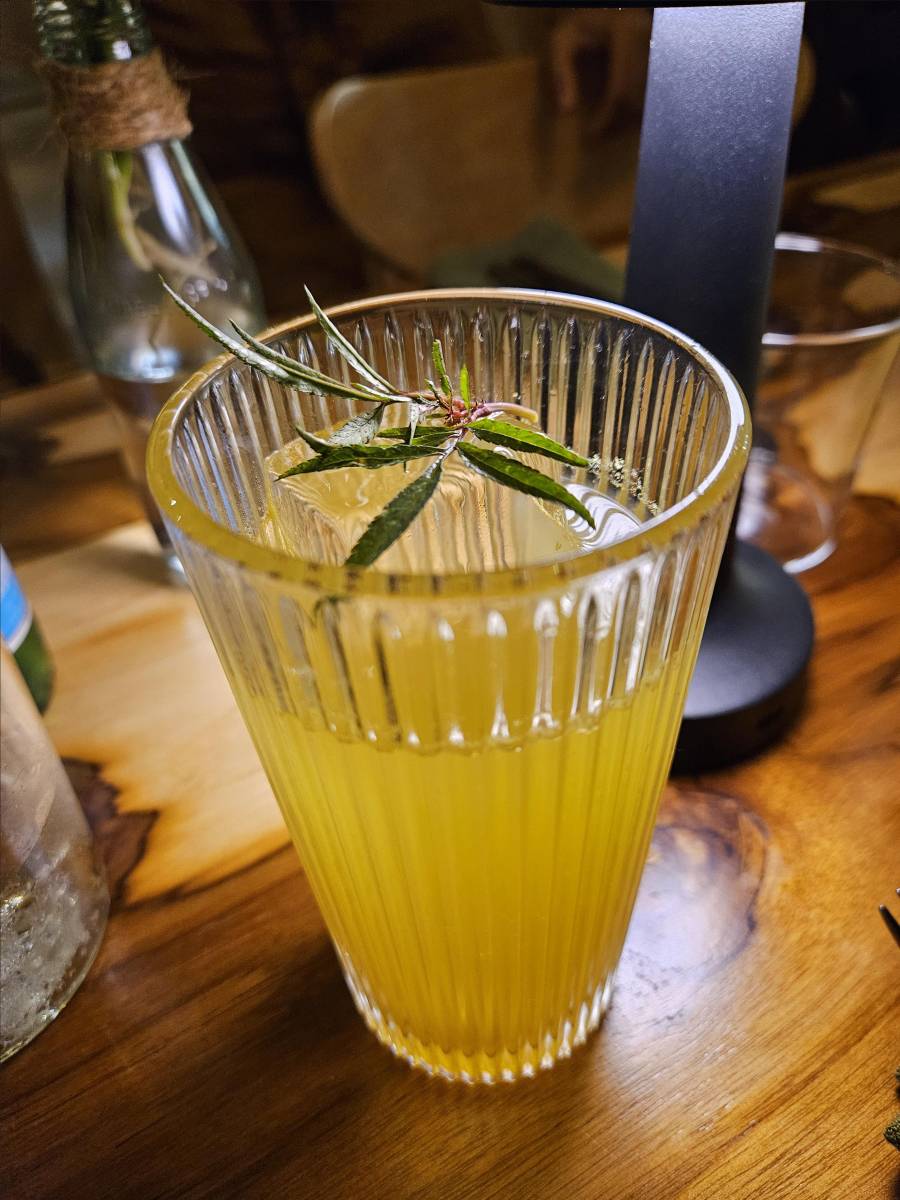 Mocktail de huacatay y maracuyá.