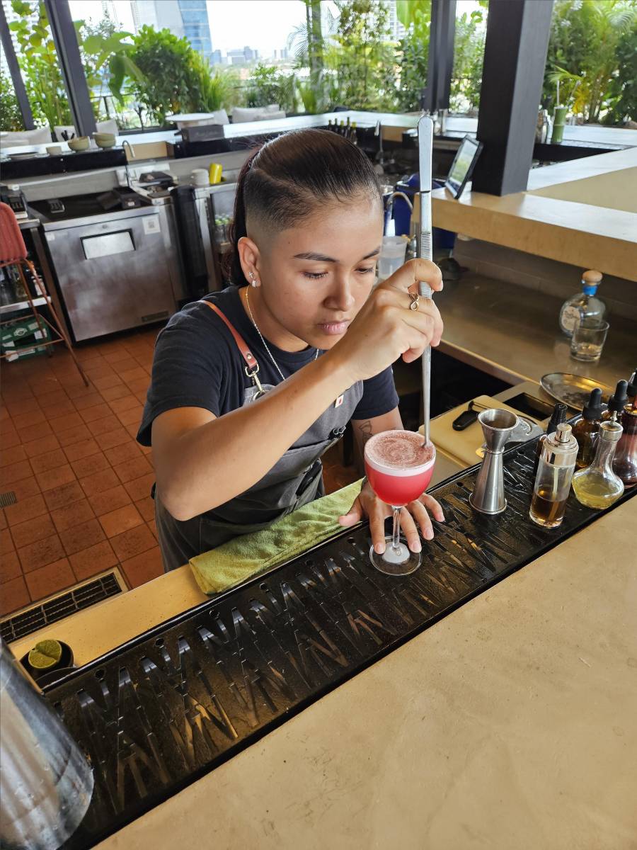 Con las tenazas se elabora un diseño en la espuma de la Mamonita y se termina con polvo de saril.