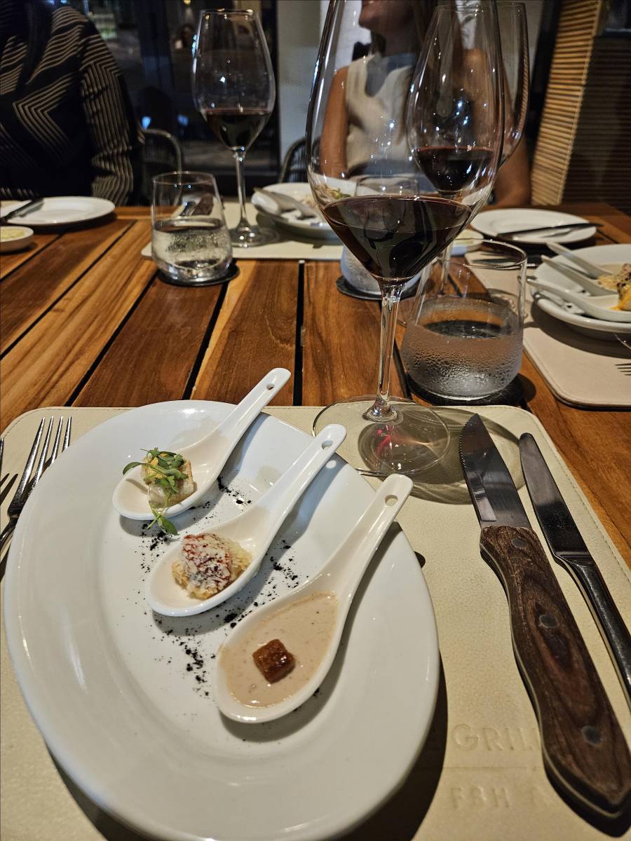 Crema de anguila, coca de recapte y tartar de atún con mango.