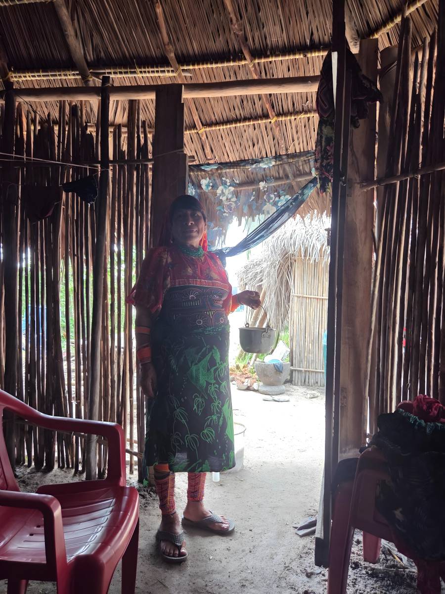 Siggwi Gaed Iguabbidili, partera de la comunidad guna de Aggwadub, transportando Muu Ina (medicina guna) hacia la vivienda de una mujer embarazada.