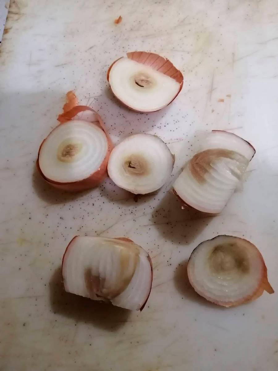 Cebolla con signos aparentes de deterioro, según denuncia de consumidores.