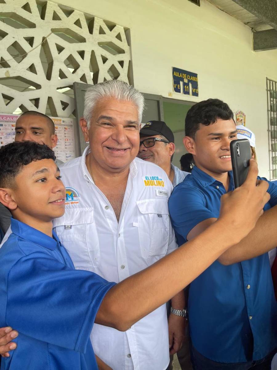 El candidato a presidente, José Raúl Mulino, junto a simpatizantes en la escuela República de Francia, en David, provincia de Chiriquí.