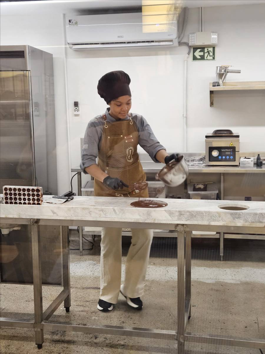 Se hace una demostración de temperado del chocolate,