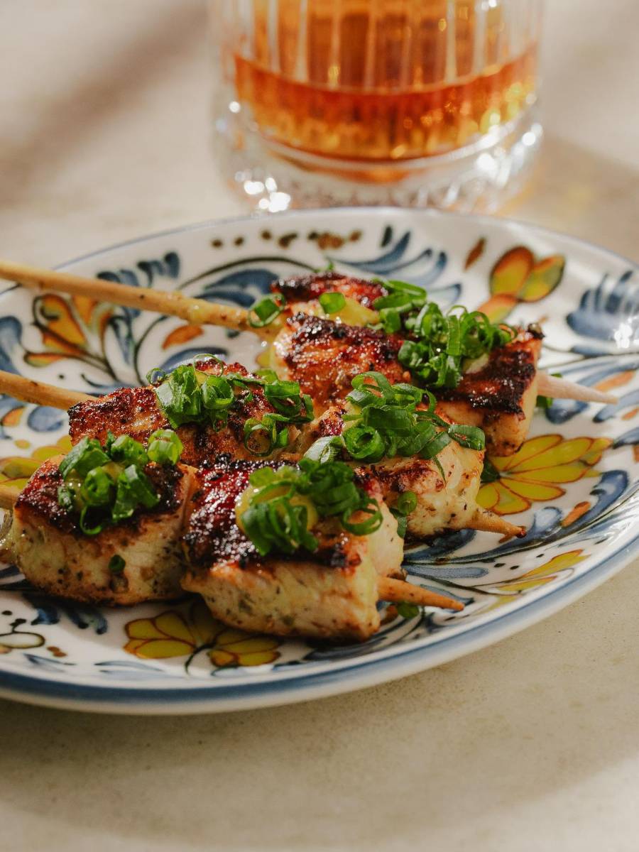 Pinchos de pollo con curry mayo.