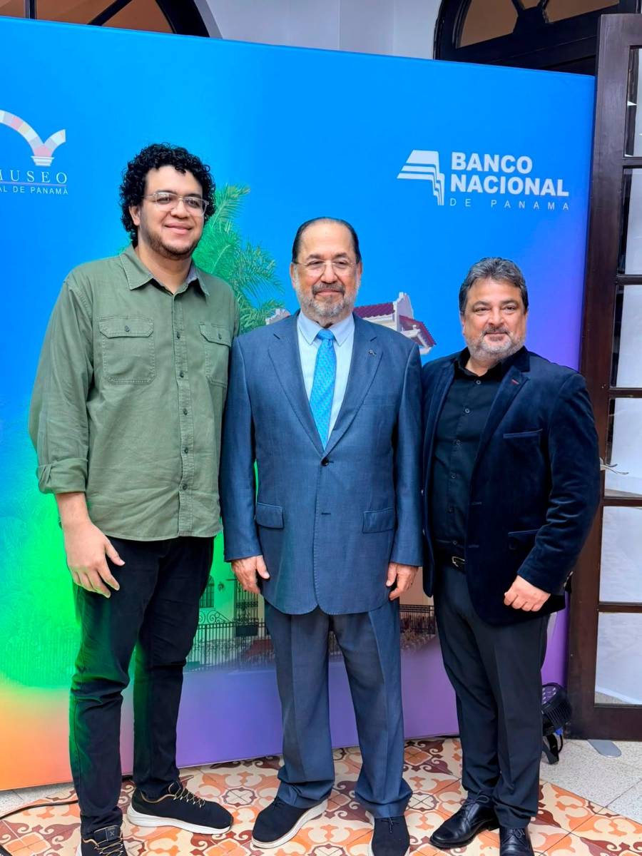 Programa de residencias artísticas del Banco Nacional con la Fundación Ramón Almanza. De izquierda a derecha : Jorge Chen; el gerente del Banco Nacional de Panamá, Javier Carrizo Esquivel; y Ramón Almanza.