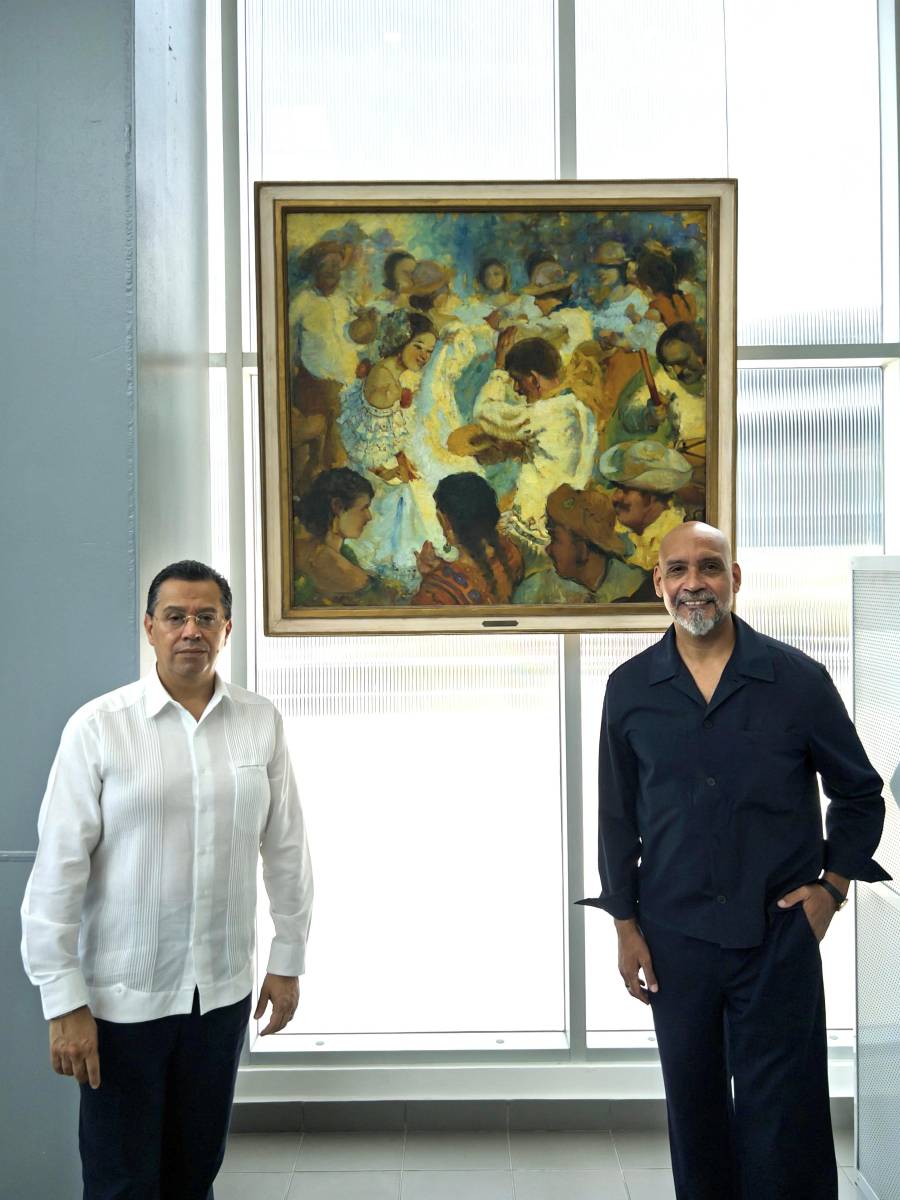 Enrique Vargas y Humberto Vélez junto a la pintura El garito (1934) de Jaime Humberto Ivaldi.