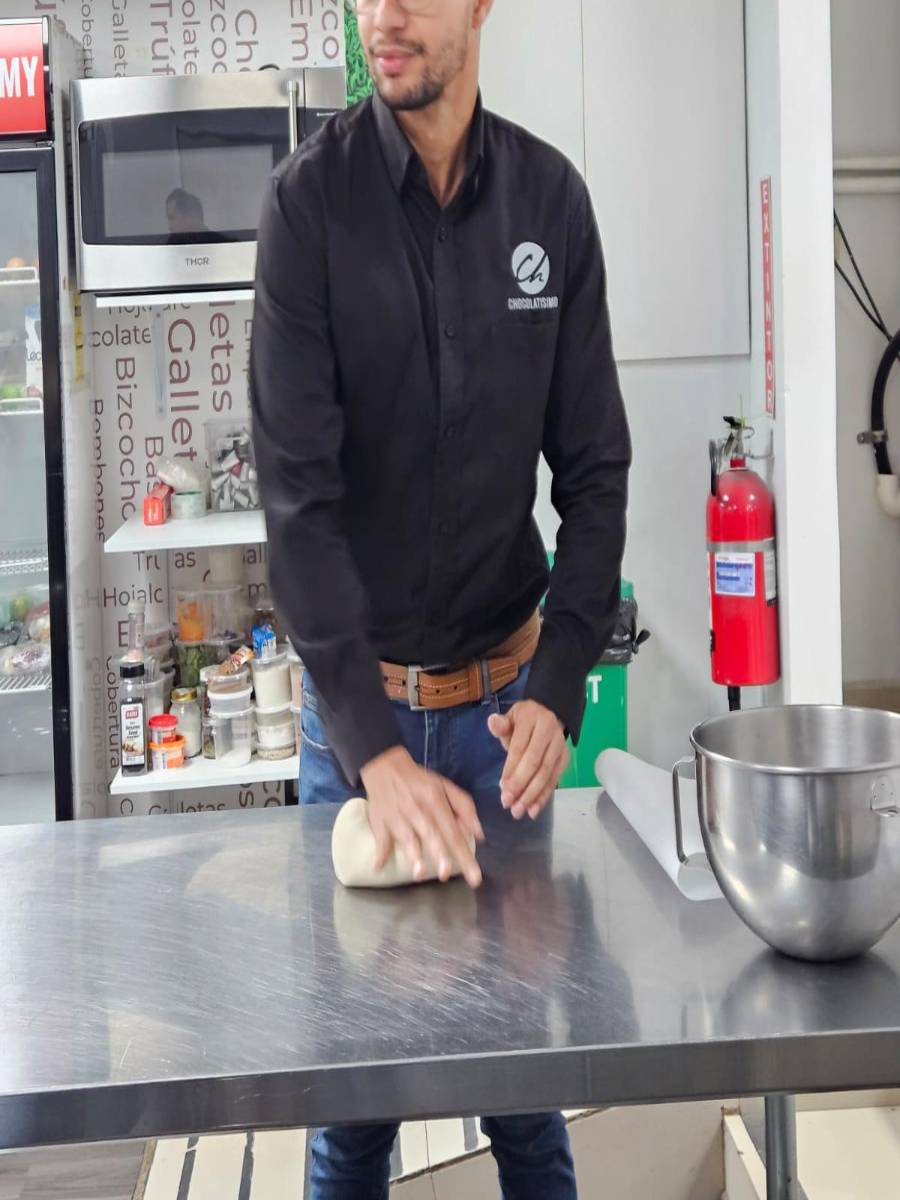 El chef Josué González prepara una masa para hornear pan.