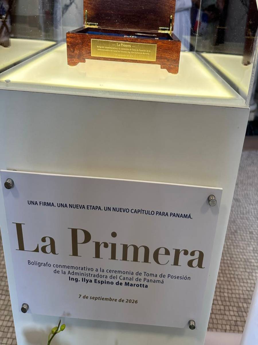 Bolígrafo conmemorativo de la toma de posesión de la primera mujer administradora del Canal.