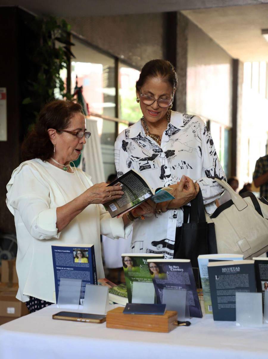 Los asistentes pudieron explorar títulos de autores nacionales y descubrir nuevas lecturas.