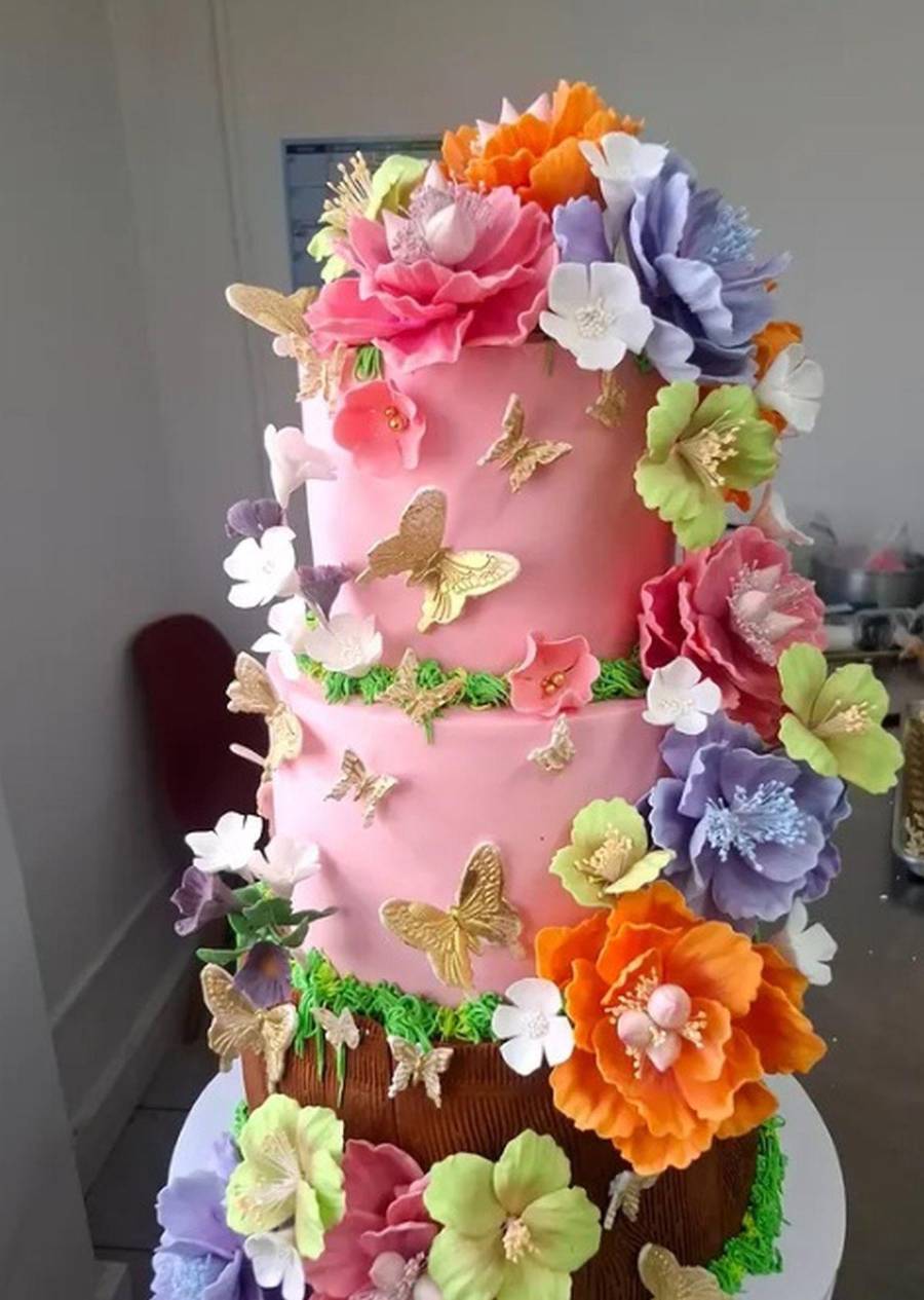 Las flores decorativas de los pasteles son elaboradas pétalo por pétalo, una de las técnicas que Cerquera más disfruta y que ha perfeccionado de manera autodidacta.