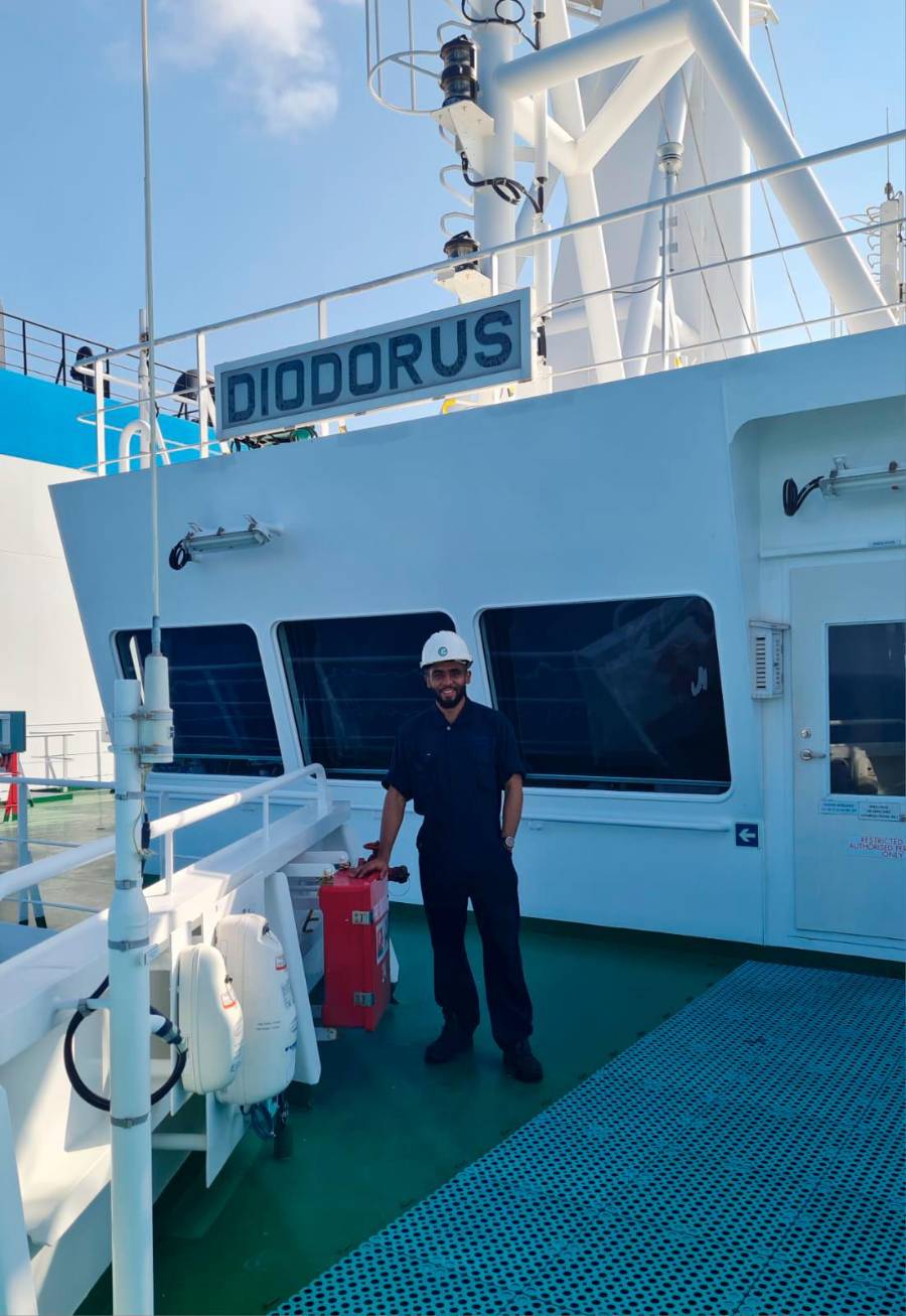 Cada primer embarque es una mezcla de orgullo, nervios y esperanza para quienes sueñan con una vida en altamar.