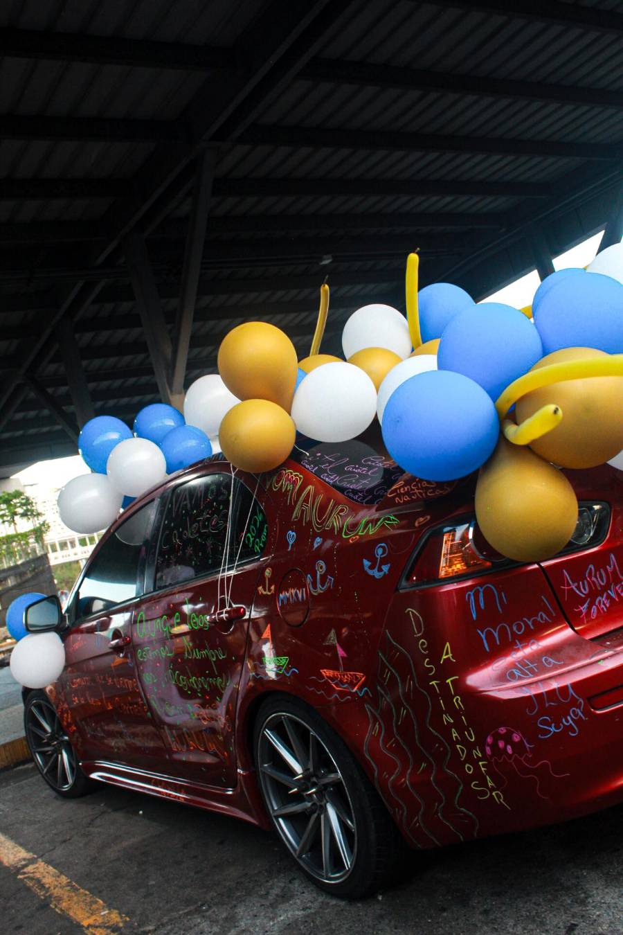 Vehículos adornados con globos y pancartas acompañaron a los estudiantes durante la caravana del Último Primer Día.