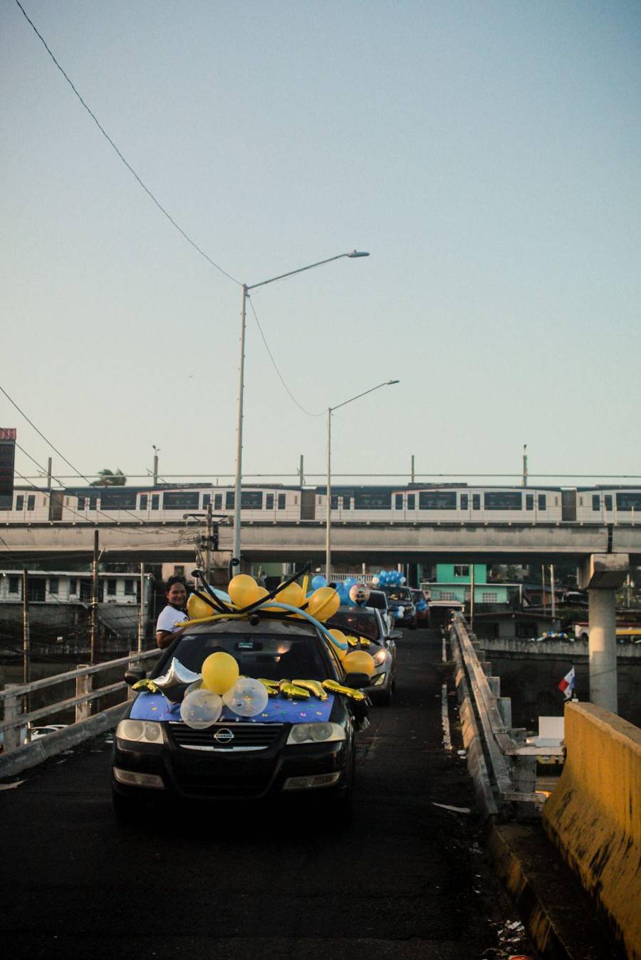 Estudiantes de duodécimo grado participaron en una caravana con vehículos decorados para celebrar su último primer día de clases.