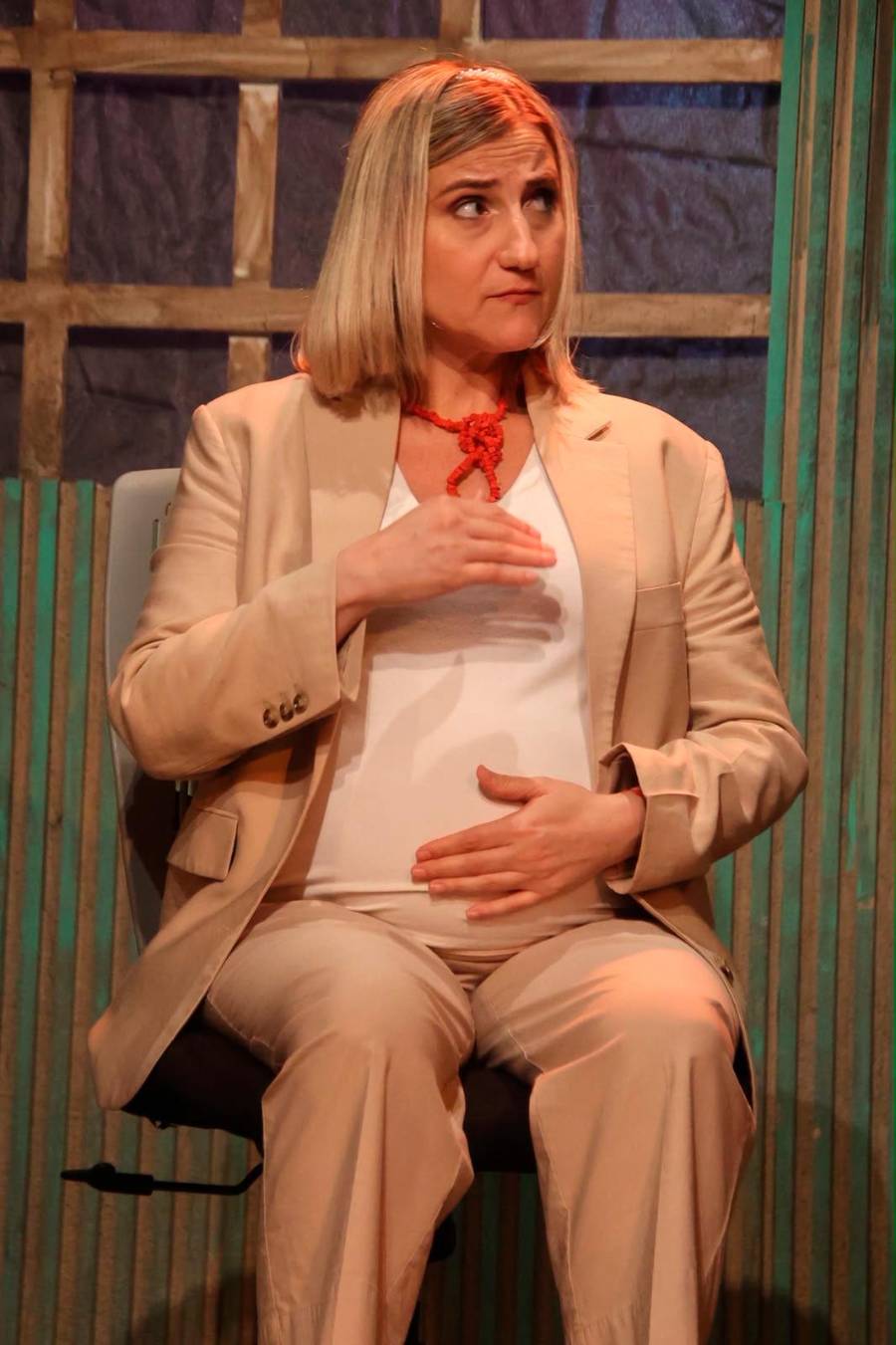 Maite se preocupa por la seguridad de sus hijos, sus vecinos lo dudan...
