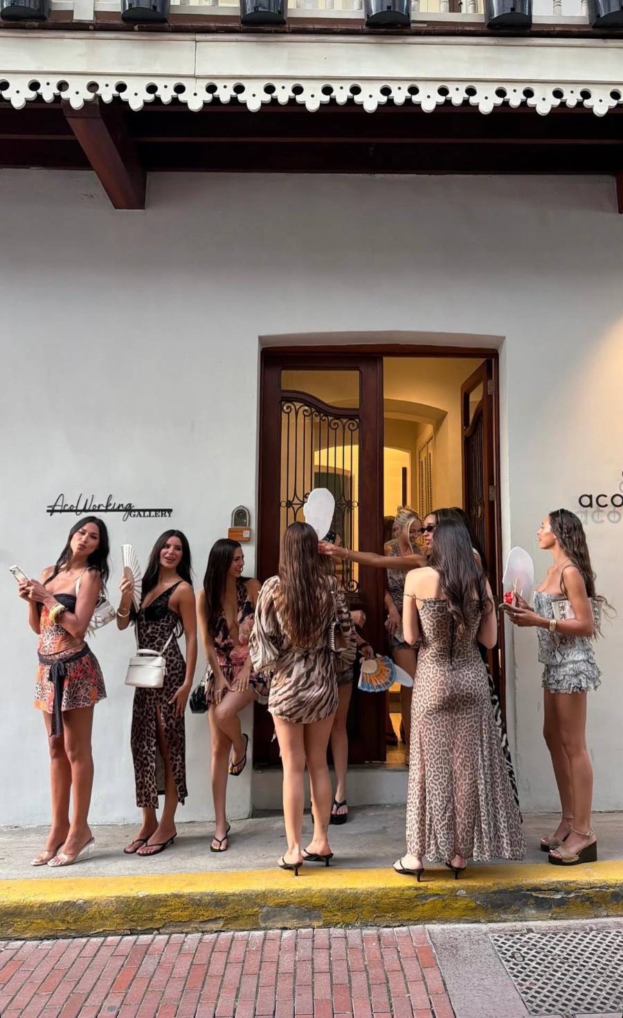 La actriz junto a sus amigas en Casco Antiguo.