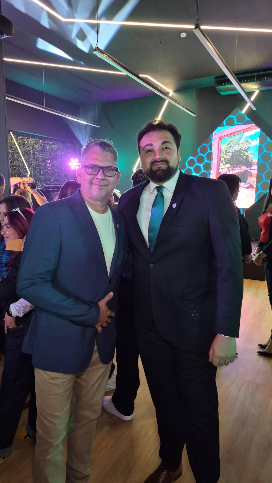 Enrique Saturno, gerente general de Carbone Motors (izquierda) junto a Anthony Saturno, gerente regional de Ventas de Carbone Motors (derecha).