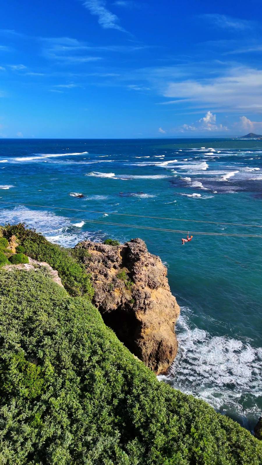 Cuando la tirolesa te regala vistas panorámicas del Océano Atlántico.