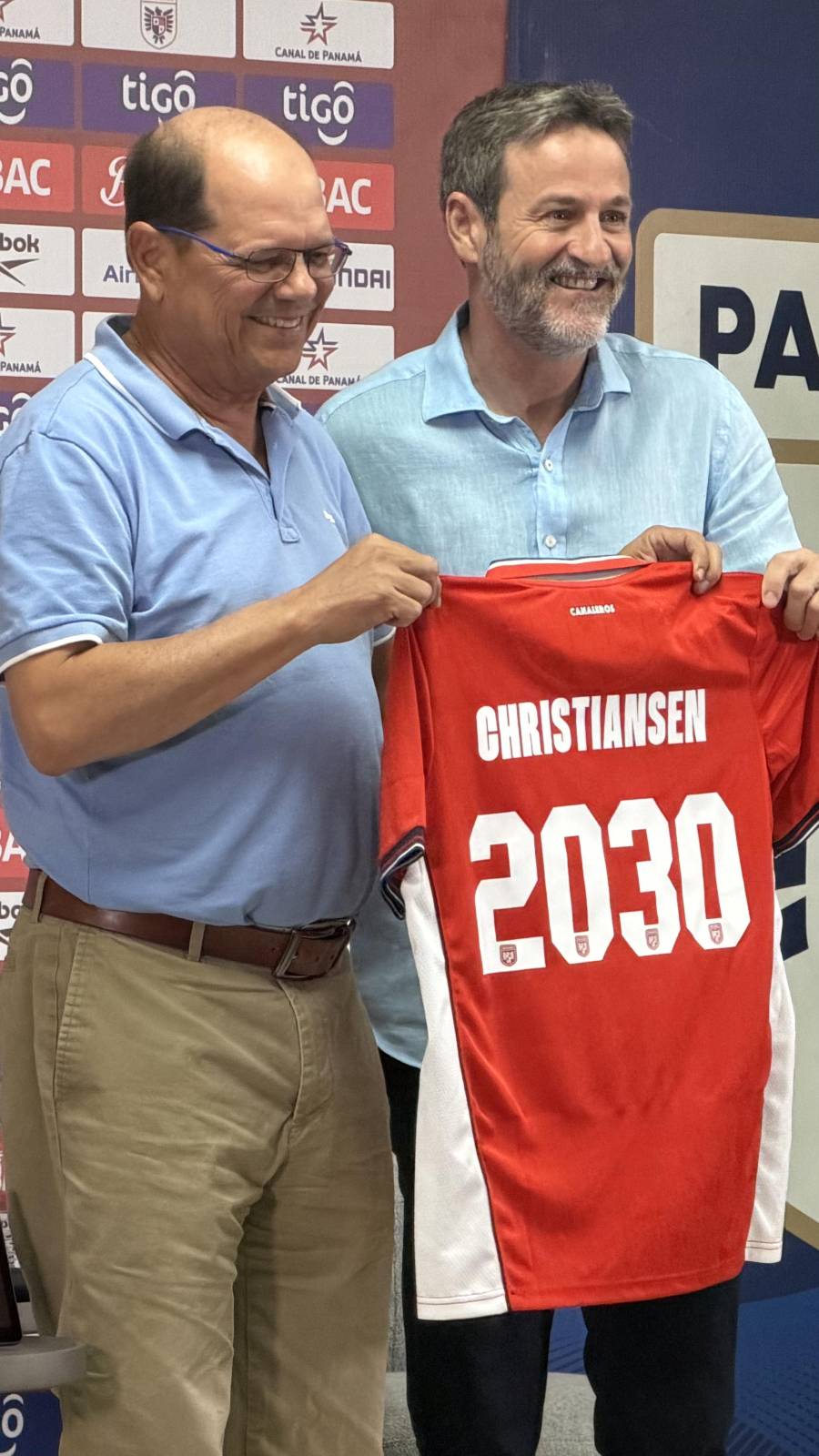 Manuel Arias, presidente de la Fepafut (izq.) junto a Christiansen tras su renovación hasta el 2030.