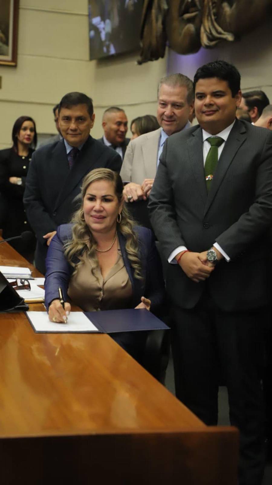 Shirley Castañedas, presidenta de la Asamblea Nacional firmando el proyecto de ley aprobado en tercer debate.