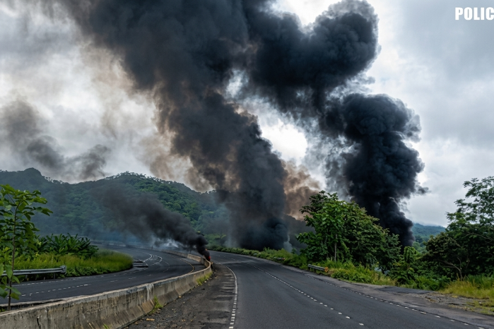 Como resultado directo del fuerte impacto, el contenedor del cisterna sufrió daños severos, lo que provocó el derrame de una gran cantidad de combustible sobre la vía y áreas colindantes.