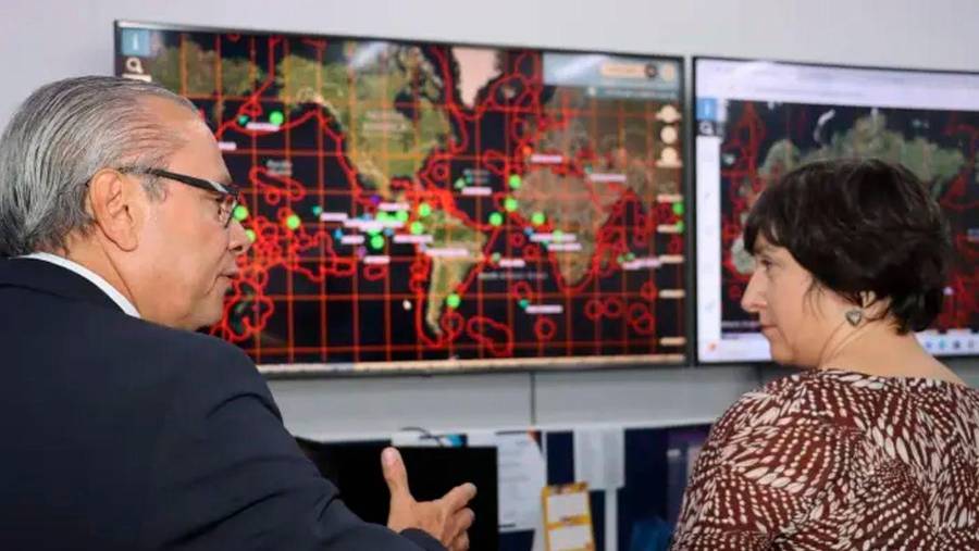 Eduardo Carrasquilla, administrador de la ARAP, junto a Isabela Matusz, embajadora de la Unión Europea en Panamá.