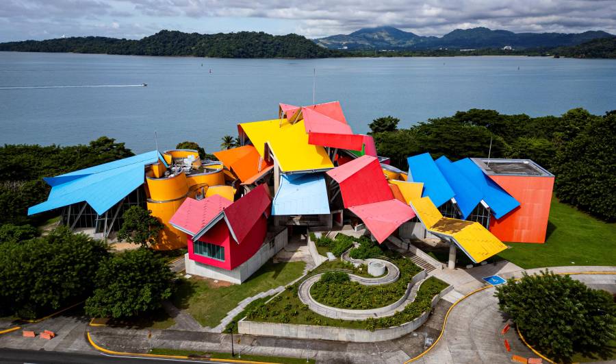 Vista aérea del BioMuseo, dedicado a la biodiversidad y la historia natural de Panamá. El BioMuseo se encuentra en la Calzada de Amador, al sur de la entrada al Canal de Panamá. Inaugurado en 1999.