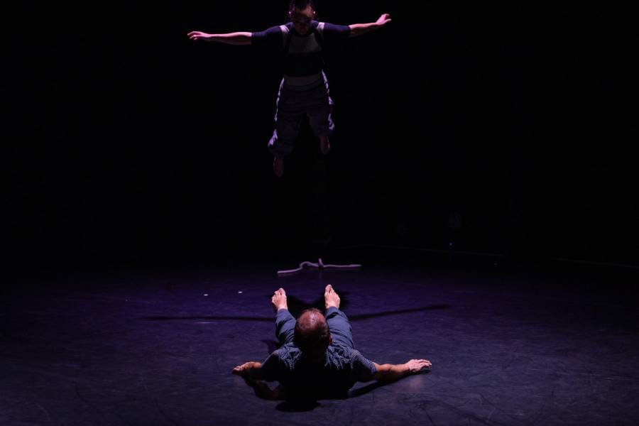 ‘A Body and Other Objects’ involucró trabajo de danza contemporánea y técnicas circenses como la suspensión capilar.