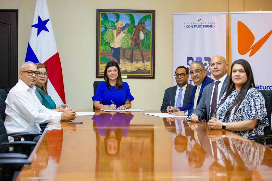 En el acto participaron la ministra de Trabajo, Jackeline Muñoz de Cedeño; el viceministrode Trabajo encargado, Luis Tuñón; el Country Manager de Naturgy Panamá, Sebastián Pérez; el director de Personas y Recursos, Raymundo Álvarez; la directora de Comunicación, Aymara Crespo; así como los secretarios generales de SITIEDEMET y SITEDECHI, Ángel Ayola, y Mary Carmen Guerra, respectivamente.