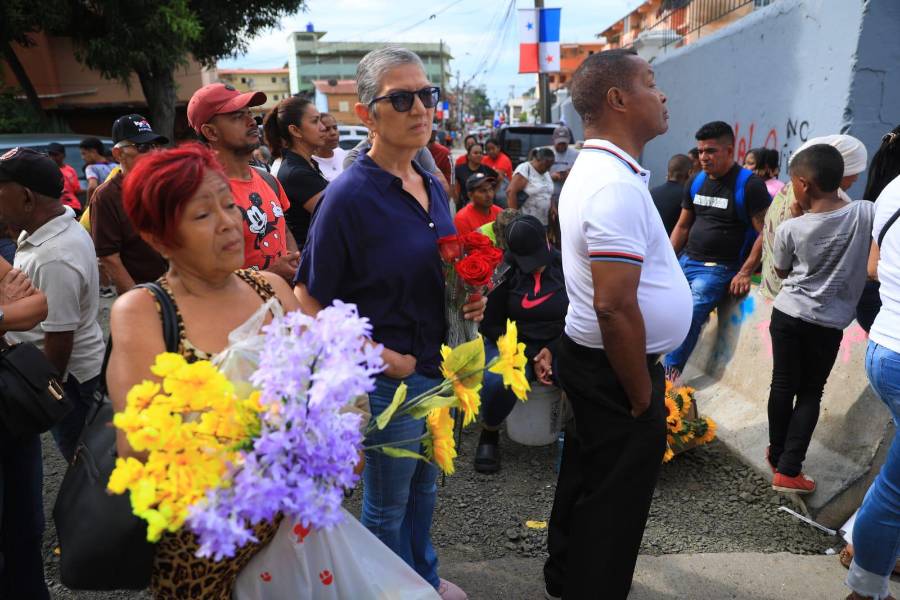 Familiares cargaban diferentes modelos de ramos flores para colocarlos en las tumbas de sus fallecidos.