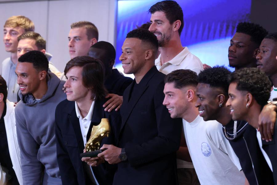 La plantilla del Real Madrid celebrando la Bota de Oro obtenida por Kylian Mbappé.