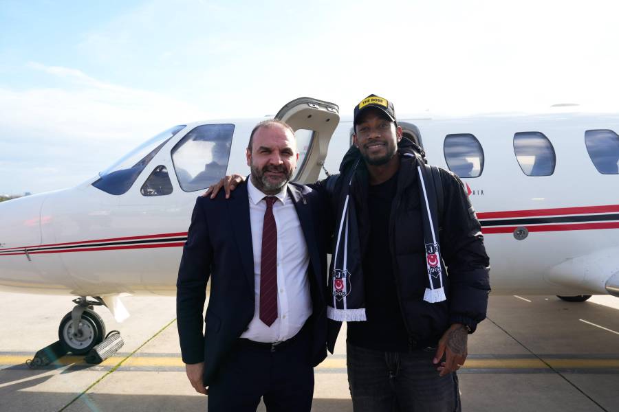 Instantes de la llegada de Michael Amir Murillo (der.) a Turquía.