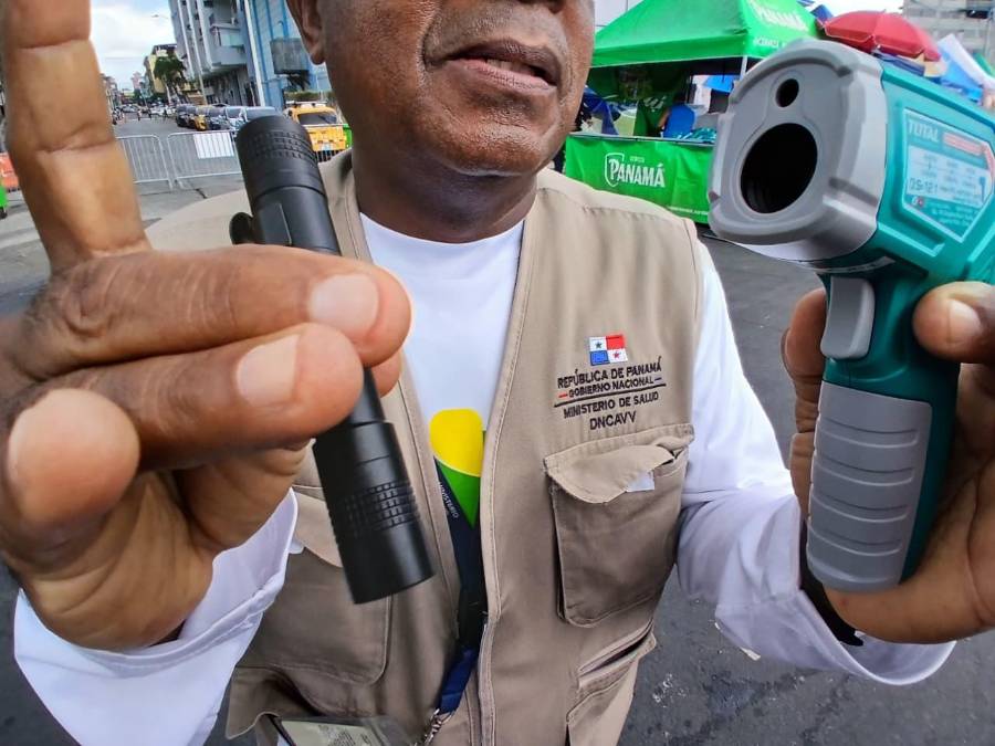 El Minsa muestra la indumentaria que usa para detectar carnet falsos.