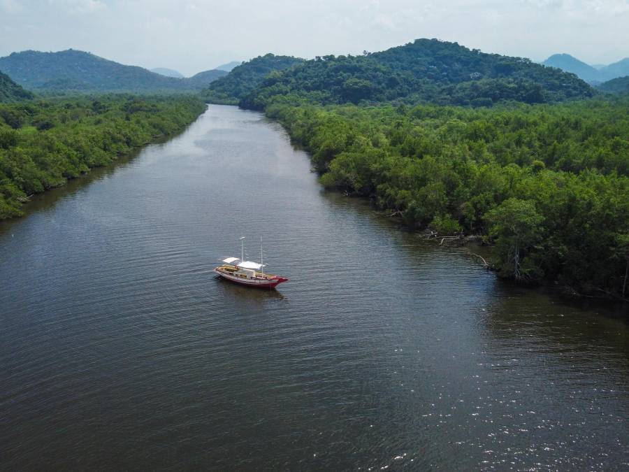 Fotografía de archivo del 30 de marzo de 2023 que muestra un barco navegando el río Suruí de la región de Mauá, cerca de la Bahía de Guanabara, en Río de Janeiro.