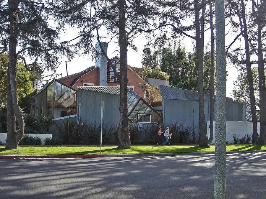 En 1978, Gehry construye su propia residencia en Santa Mónica, California, EE.UU: