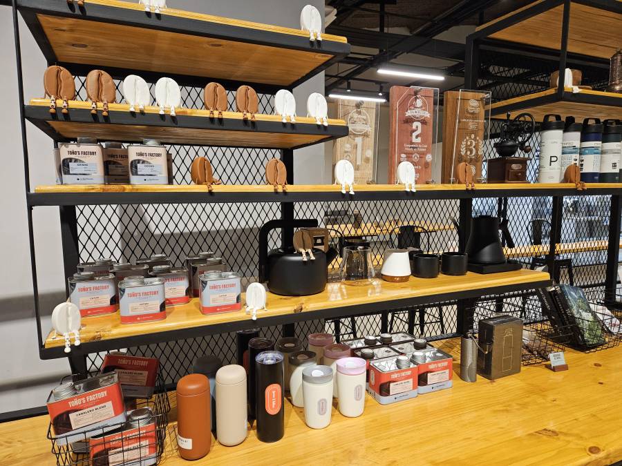 Puede comprar café tostado y molido y algunos accesorios.