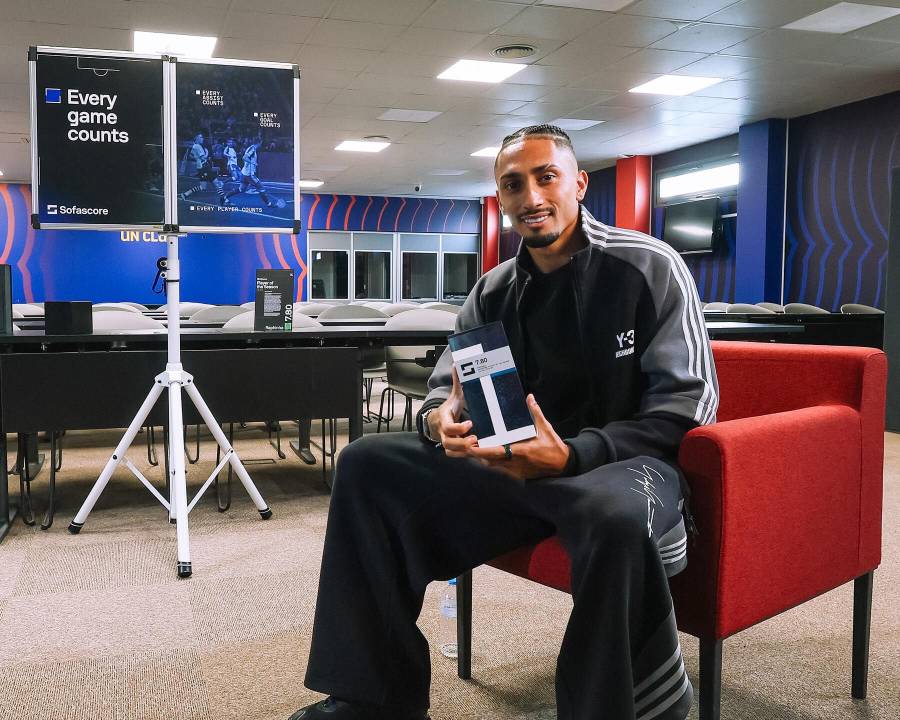 Raphinha durante el segmento de video, A Guest and a Half de Sofascore.