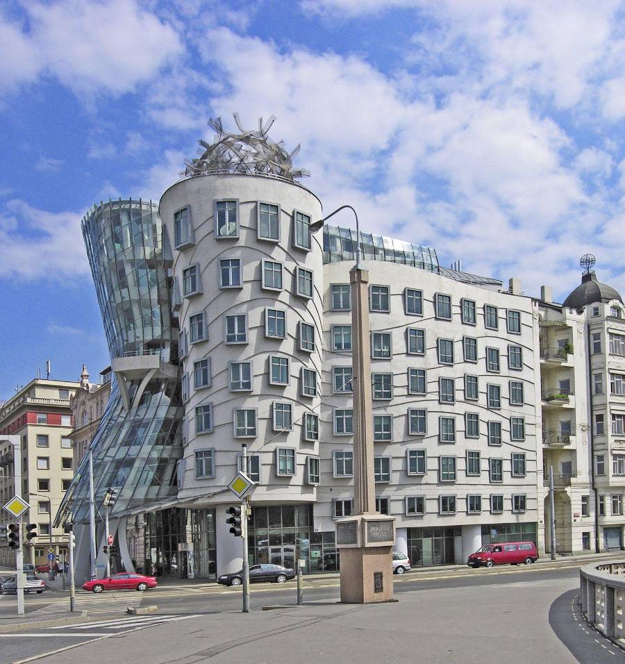 La Casa Danzante es el nombre con el que se conoce habitualmente el edificio de Nationale-Nederlanden en el Rašínovo nábřeží de Praga, República Checa.