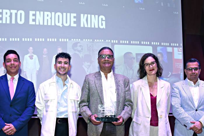 De izq a der, Renán Fernández, representante de Panamá ante Iberescena; Javier Valenzuela, Presidente de Iberescena; Roberto Enrique King; Saida Rico, Secretaria Técnica de Iberescena; Enrique Vargas, Coordinador del Espacio Cultural Iberoamericano de la Secretaría General Iberoamericana (SEGIB).