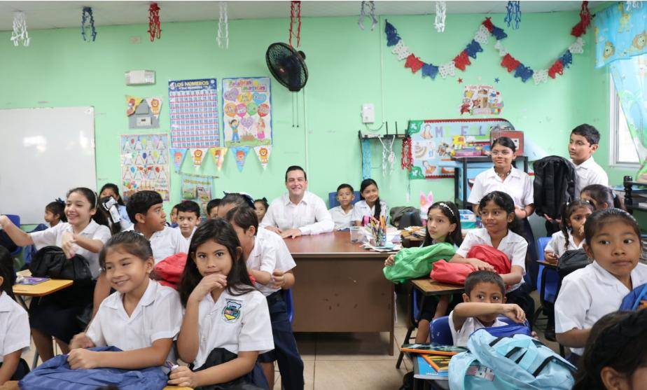 Qu&eacute; hacia el embajador Kevin Cabrera en una escuela en Veraguas