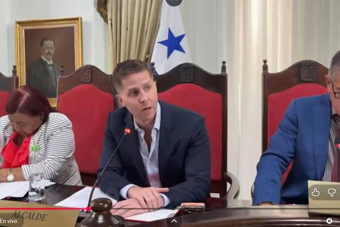 Al centro el alcalde de la ciudad capital, Mayer Mizrachi, junto a Rodolfo Precilla y Maritza Villarreal, presidente y vicepresidenta del Concejo Municipal